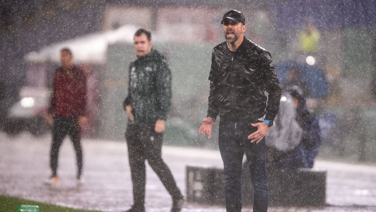 Gladbach-Coach Marco Rose (r) stand in Rom nicht nur sprichwörtlich im Regen.
