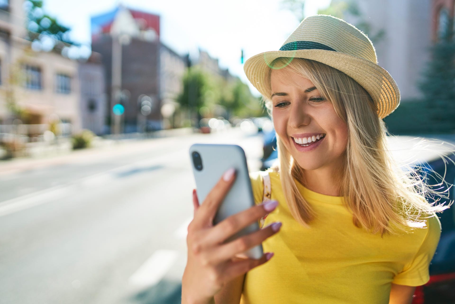 Happy young woman using smartphone in the city model released Symbolfoto PUBLICATIONxINxGERxSUIxAUTxHUNxONLY BSZF01361