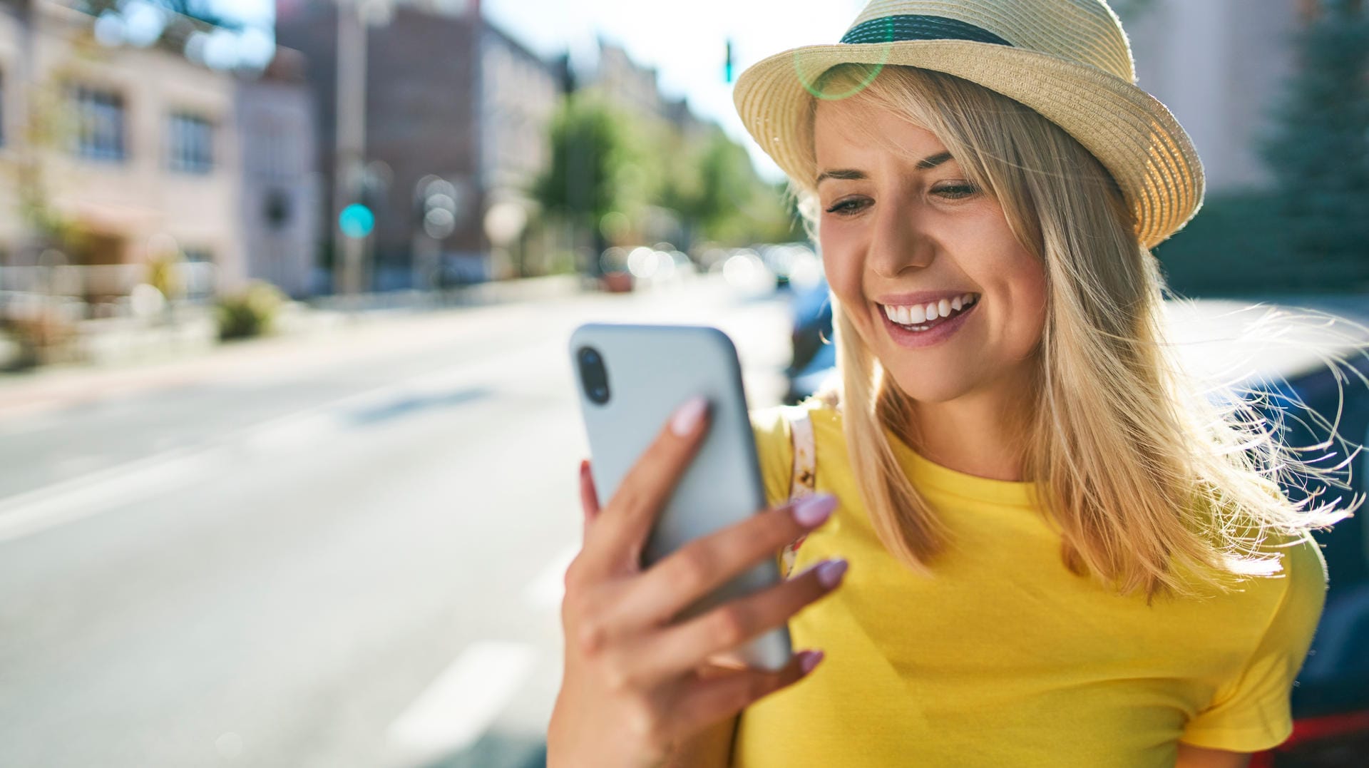 Happy young woman using smartphone in the city model released Symbolfoto PUBLICATIONxINxGERxSUIxAUTxHUNxONLY BSZF01361