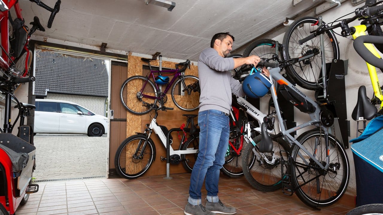 Ab in die Winterpause: Wandhalterungen sind eine platzsparende Lösung, wenn das Fahrrad in der kalten Jahreszeit nicht benutzt wird.