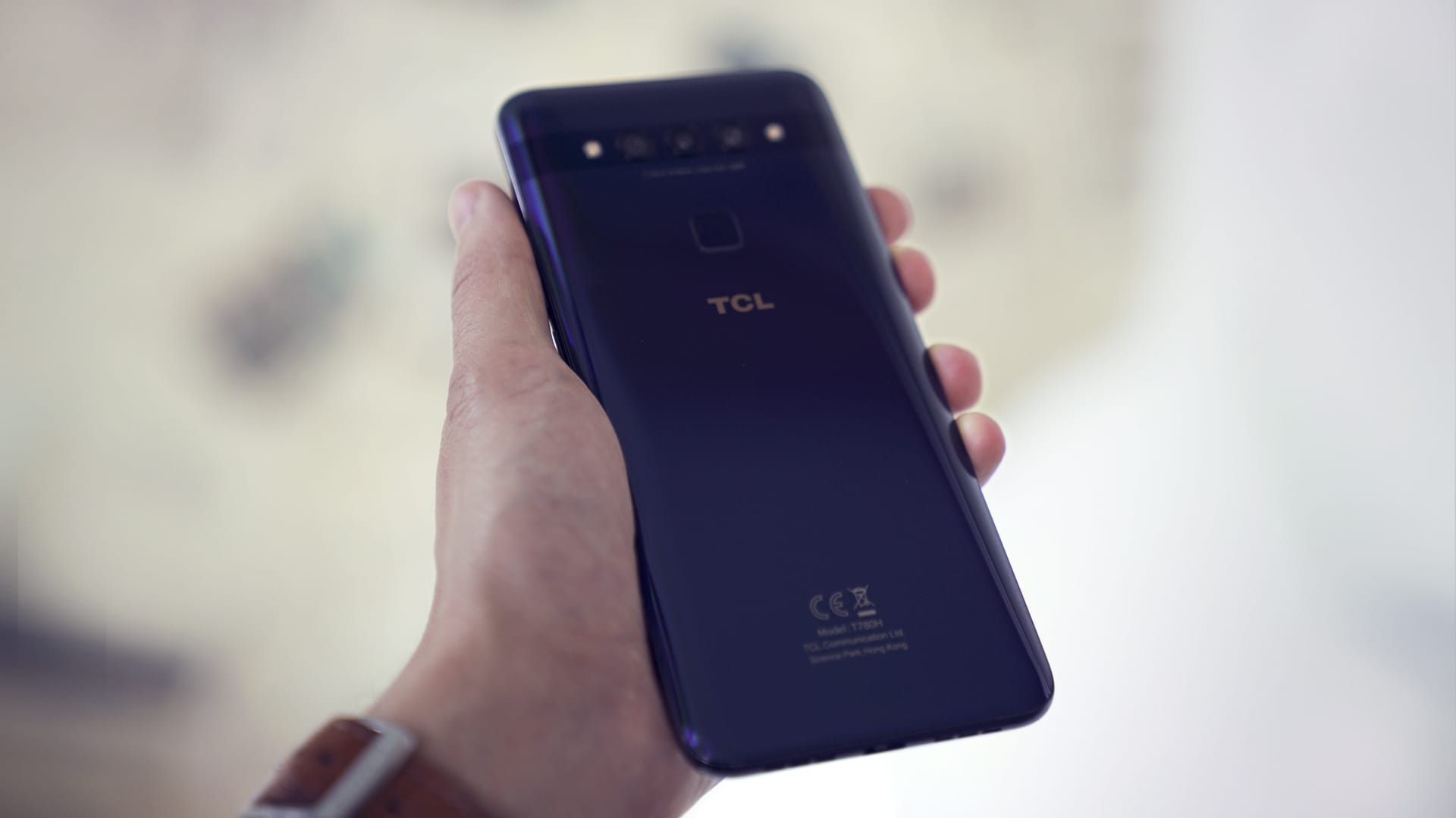 Das TCL Plex ist in Deutschland für 329 Euro verfügbar und erscheint in den Farben Obsidian Black und Opal White. Ein Update zu Android 10 wird laut TCL nachgeliefert, Sicherheitspatches sollen mindestens alle drei Monate veröffentlicht werden.