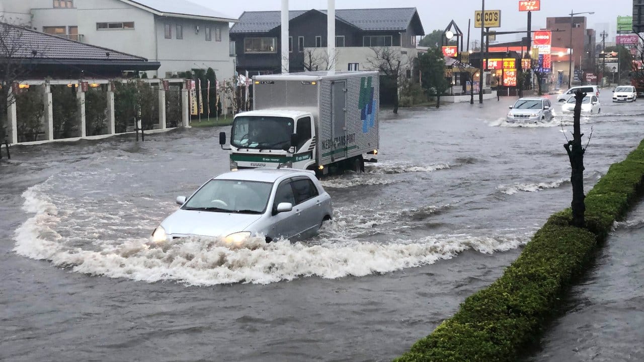 Eine Straße in Narita, östlich von Tokio, ist durch heftige Regenfälle überflutet.