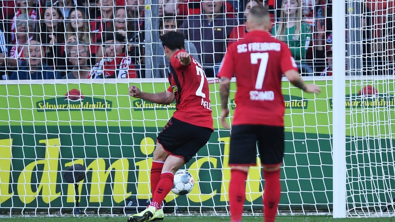 Freiburgs Nicolas Höfler (l) erzielt den 1:0-Treffer.
