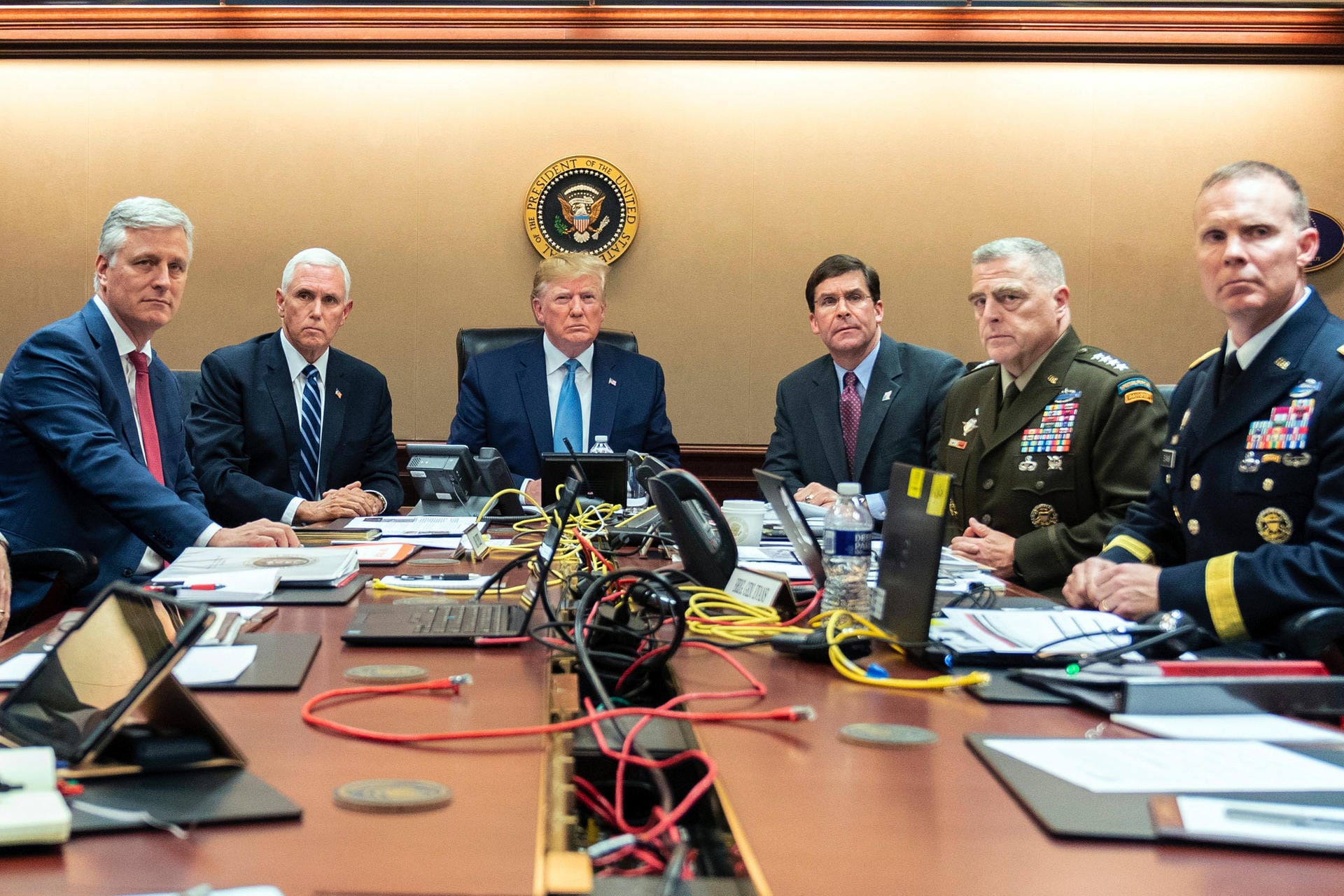 US-Präsident Trump und Vizepräsident Mike Pence im "Situation Room" im Weißen Haus: Gemeinsam mit Verteidigungsminister Mark Esper, seinem Nationalen Sicherheitsberater Robert O'Brien und weiteren Beratern verfolgen sie den Einsatz gegen IS-Chef al-Bagdadi.