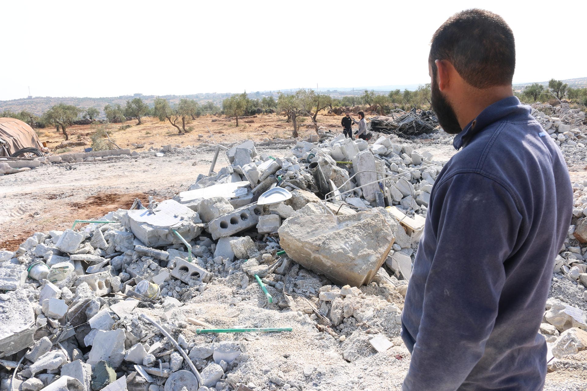 Ein Mann blickt auf Trümmer eines Hauses nach einem US-Angriff in Syrien. Die Aufnahmen sollen in Zusammenhang mit dem Einsatz gegen al-Bagdadi stehen. Der Terrorchef soll gestorben sein, als er bei der Operation eine Sprengstoffweste zur Detonation brachte.