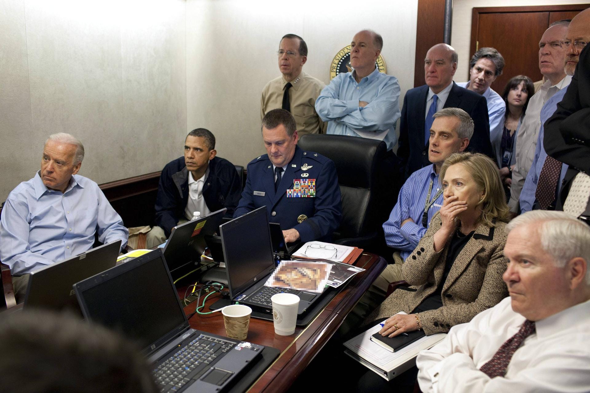 Der "Situation Room" im Jahr 2011: Die Situation erinnert an die bekannte Aufnahme des ehemaligen US-Präsidenten Obama bei der Tötung Osama bin Ladens.