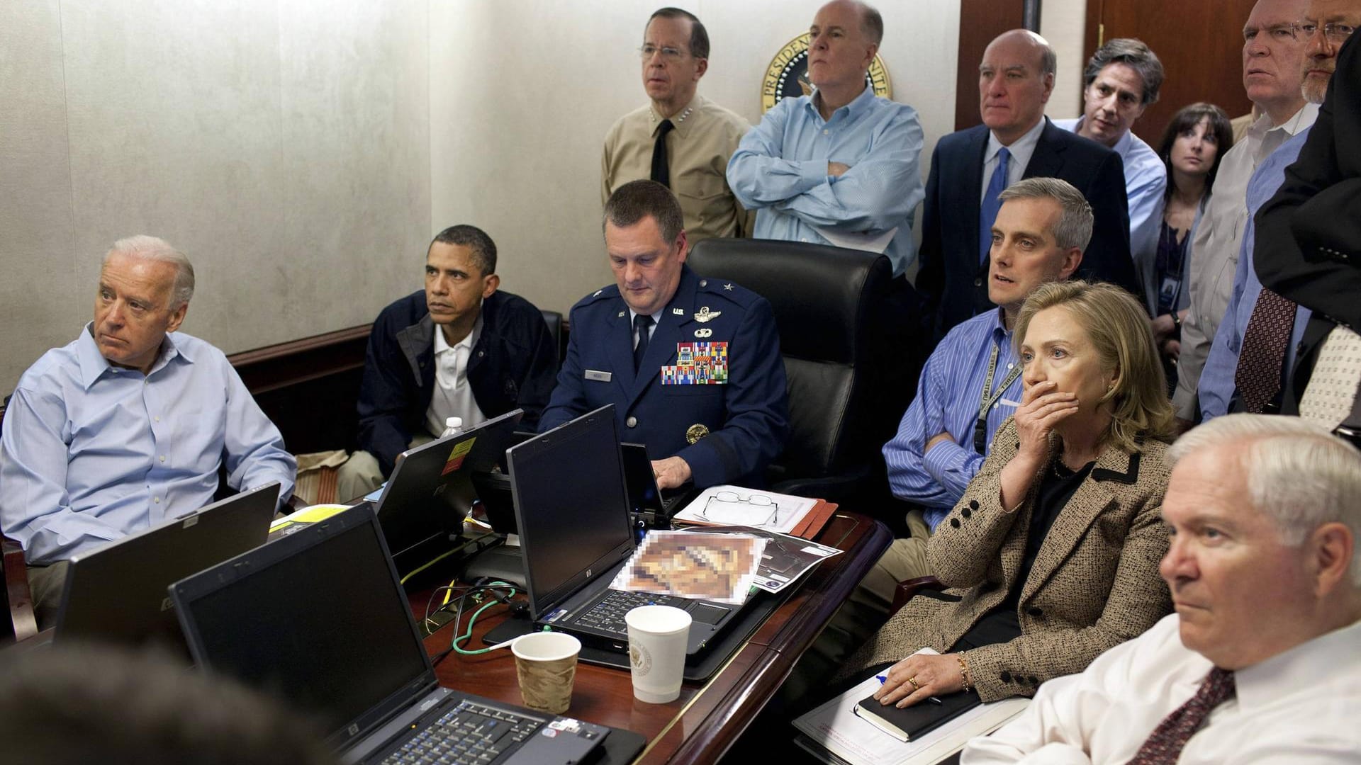 Der "Situation Room" im Jahr 2011: Die Situation erinnert an die bekannte Aufnahme des ehemaligen US-Präsidenten Obama bei der Tötung Osama bin Ladens.