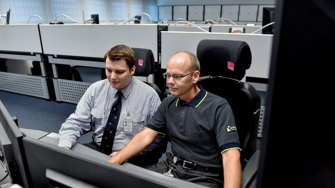 Alles im Blick: In der Notruf- und Serviceleitstelle gehen zentral Meldungen von Alarm- und Sicherheitssystemen ein. Alles im Blick: In der Notruf- und Serviceleitstelle gehen zentral Meldungen von Alarm- und Sicherheitssystemen ein.