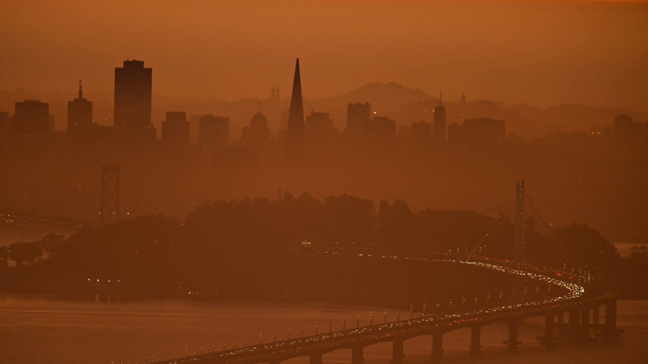Die Skyline der US-Westküstenmetropole San Francisco ist durch die Waldbrände von Rauch umhüllt.