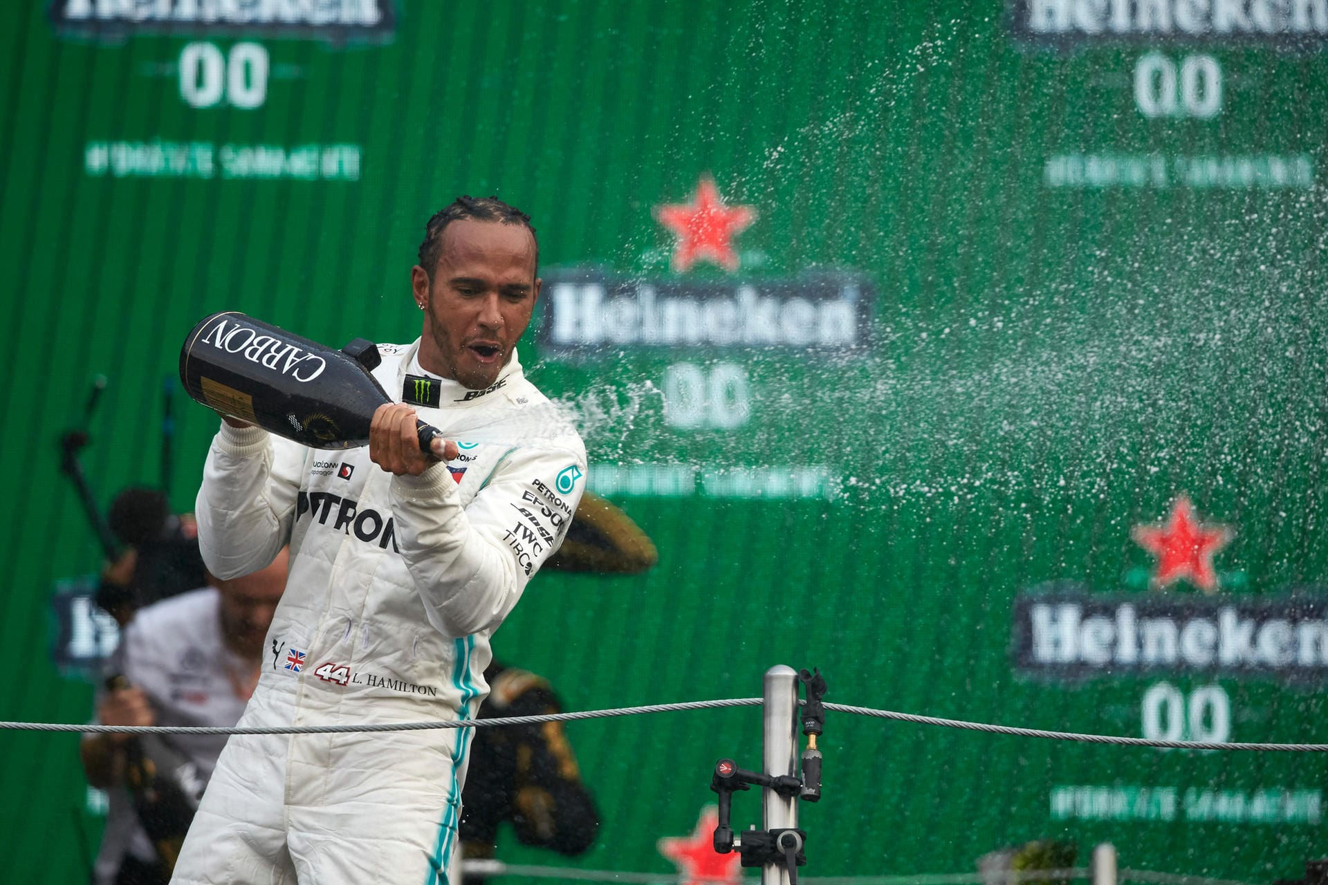 Krone (Österreich): "Lewis Hamilton hat den Formel-1-Grand-Prix von Mexiko gewonnen – auf seinen 6. WM-Titel muss der Brite allerdings noch warten! Der Mercedes-Star verwies am Sonntag dank perfektem Reifen-Management Ferrari-Pilot Sebastian Vettel und seinen Stallgefährten Valtteri Bottas auf die weiteren Plätze."