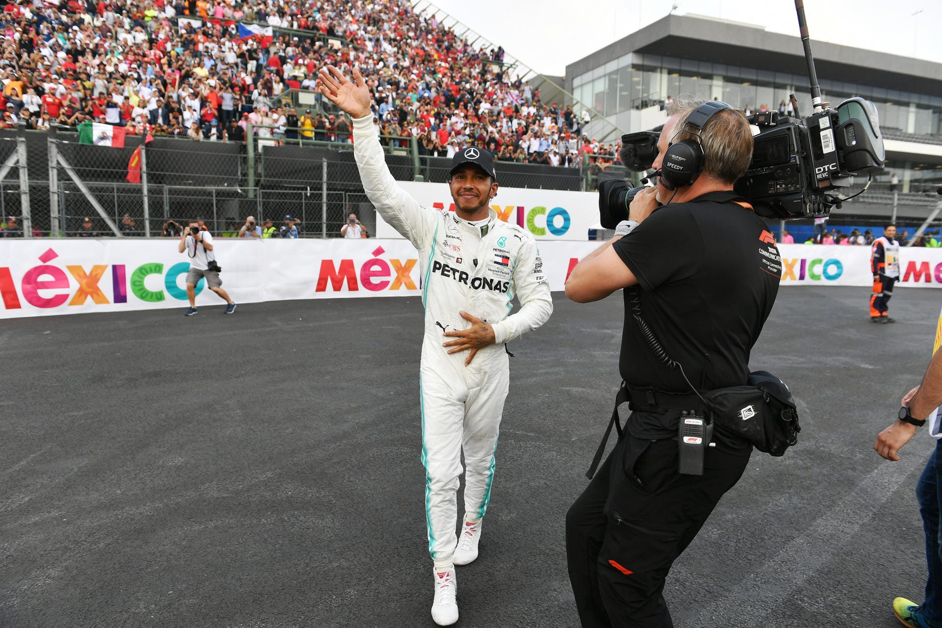 Excélsior (Mexiko): "Die Strategie war entscheidend für Lewis Hamiltons Sieg bei der diesjährigen Ausgabe des Großen Preises von Mexiko. Der Mexikaner Sergio Pérez bekam Ovationen des Publikums und kletterte bis auf den siebten Platz. Er egalisierte damit seine beste Platzierung im Autódromo Hermanos Rodríguez."