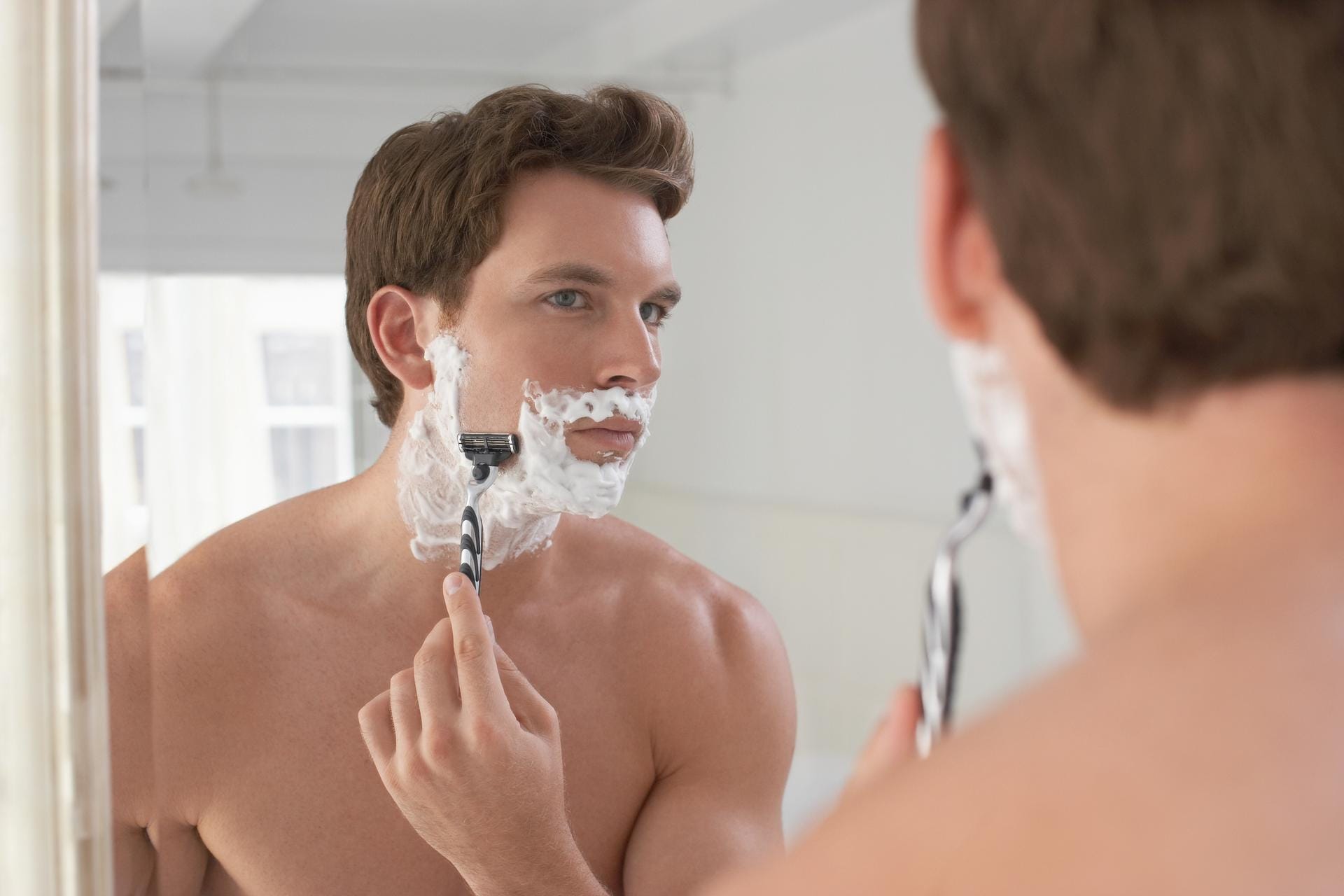 Fehler: Morgens schnell rasieren. Besser vor dem Schlafengehen rasieren. So kann sich die Haut über Nacht beruhigen und kleine Schnittwunden heilen.