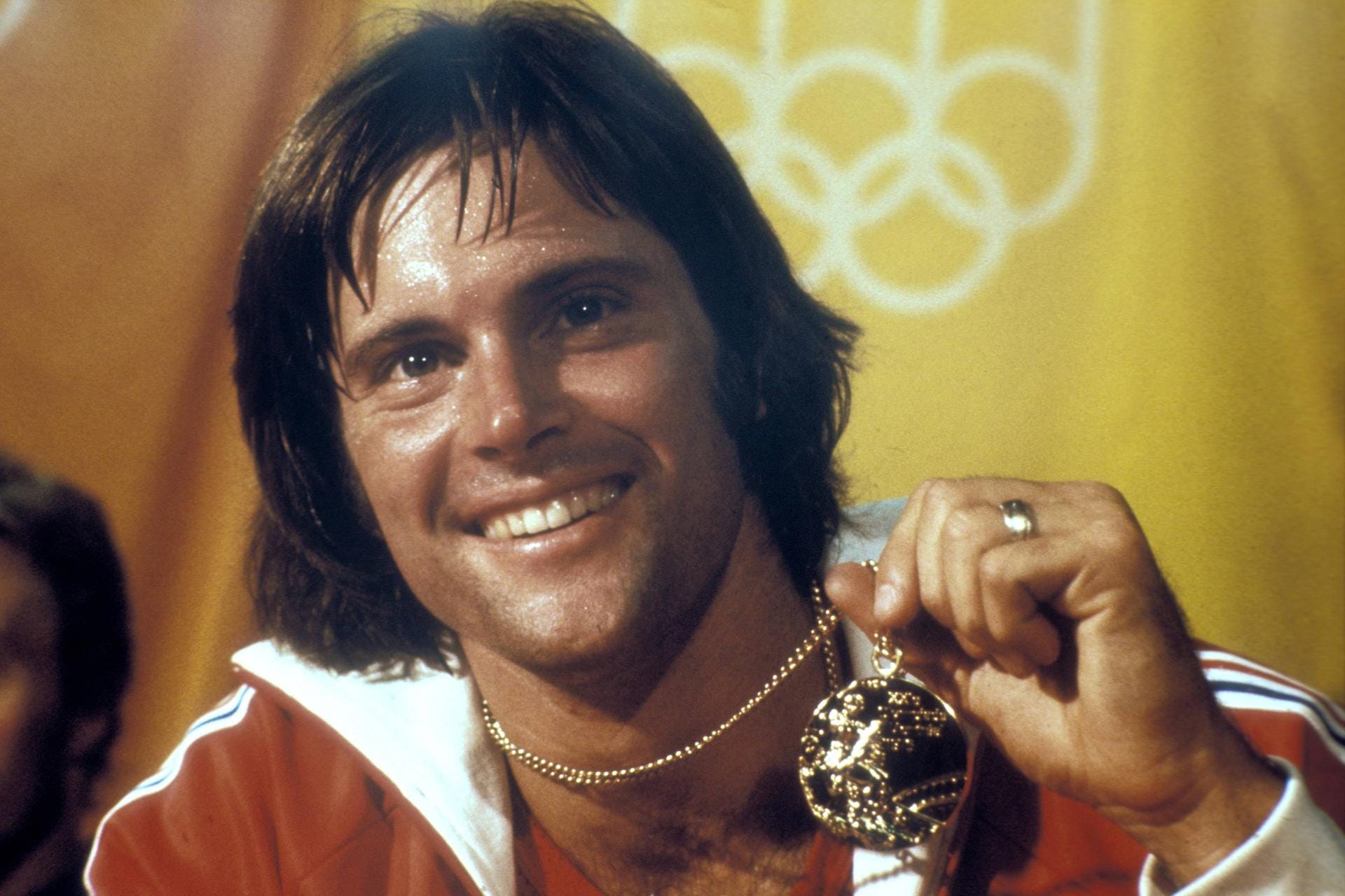 Juli 1976: Bruce Jenner schafft den größten Erfolg in seiner sportlichen Karriere. Er gewinnt im Zehnkampf die Goldmedaille bei den Olympischen Spielen.