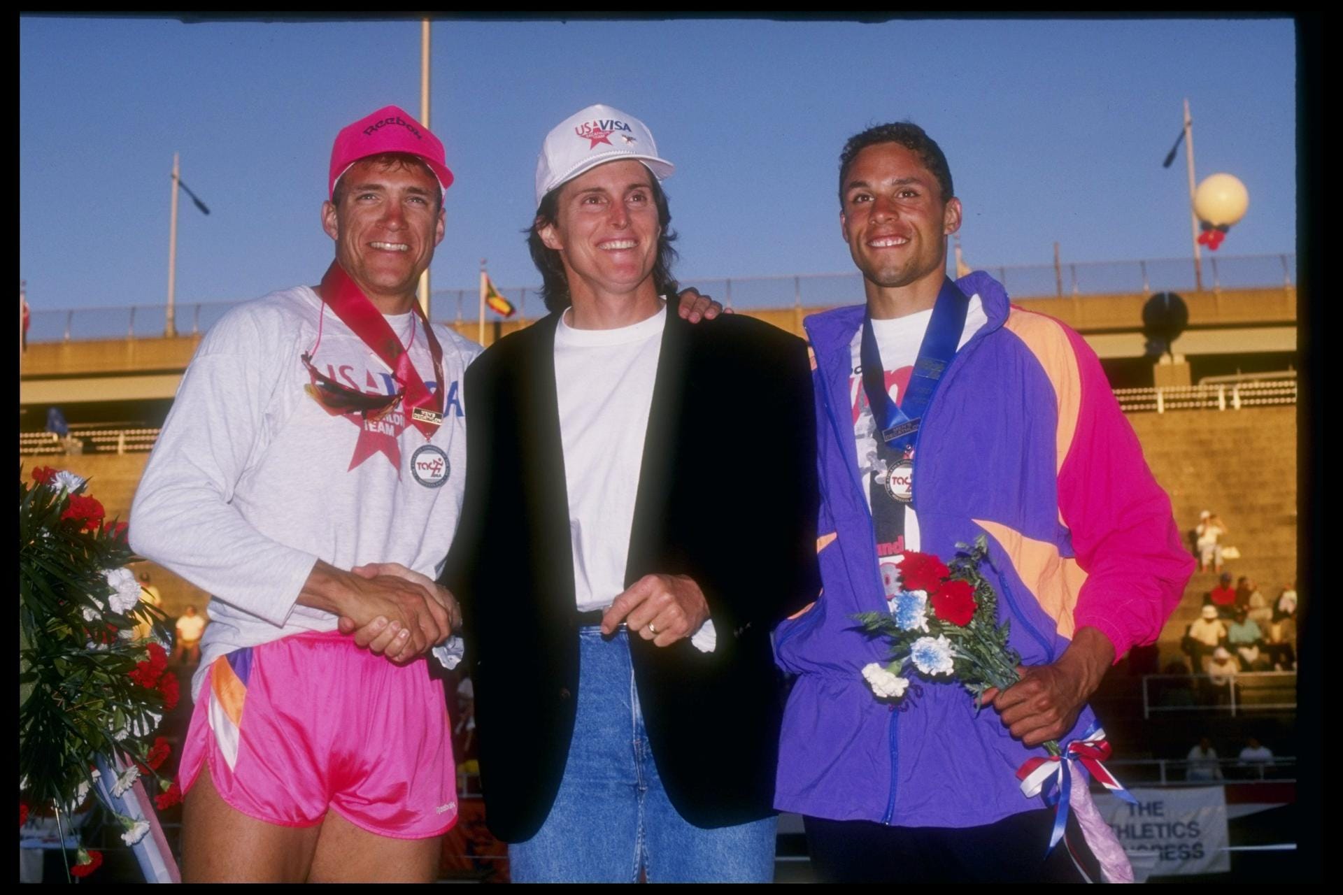 Januar 1991: Jenner steht zwischen den Sportlern Dave Johnson und Dan O'Brien bei den TAC Championships.