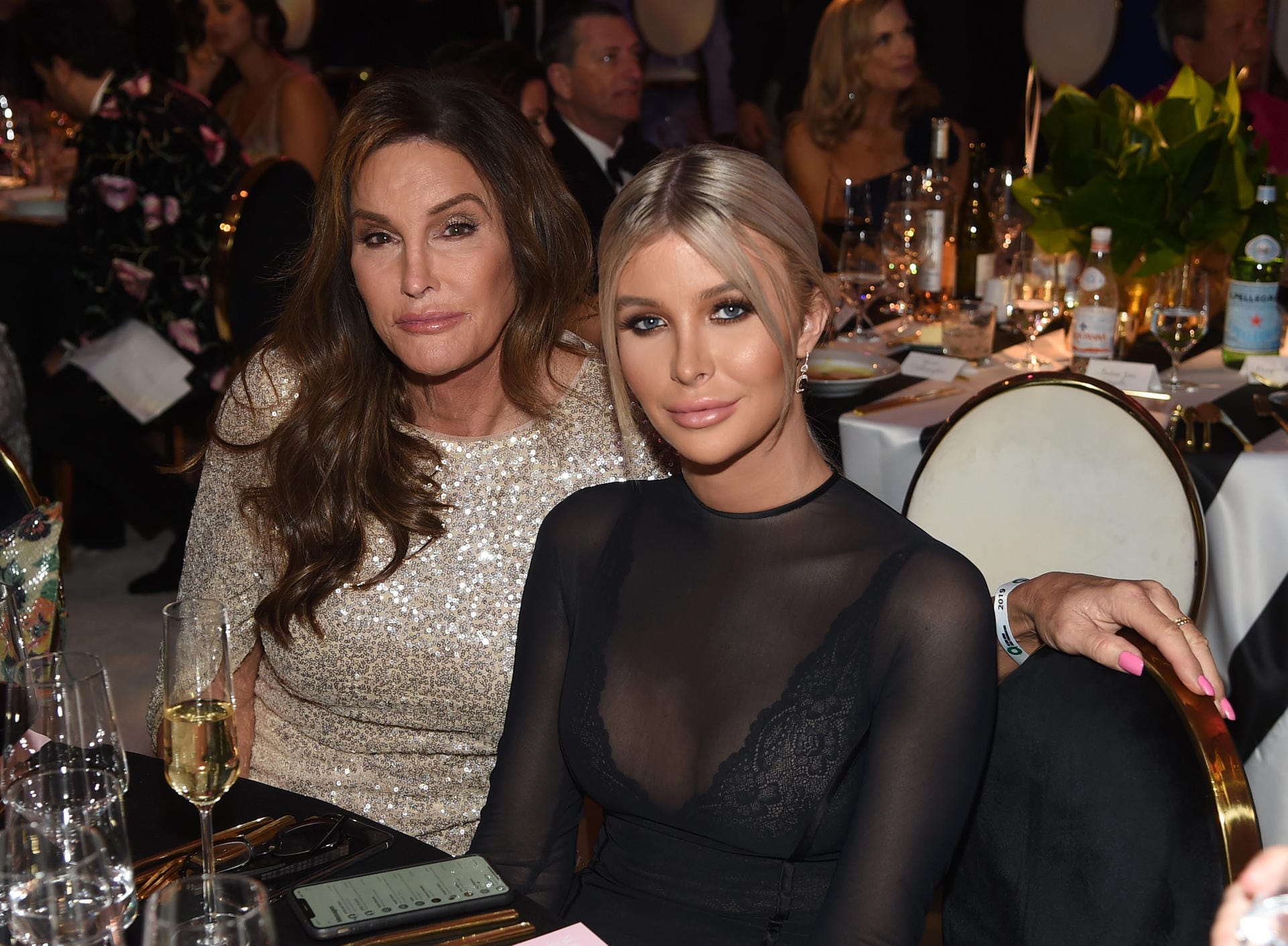Februar 2019: Caitlyn Jenner besucht mit Freundin Sophia Hutchins die Elton John Aids Foundation. Auch Sophia war früher mal ein Mann.
