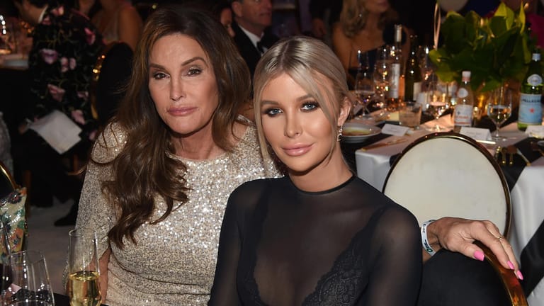 Februar 2019: Caitlyn Jenner besucht mit Freundin Sophia Hutchins die Elton John Aids Foundation. Auch Sophia war früher mal ein Mann.