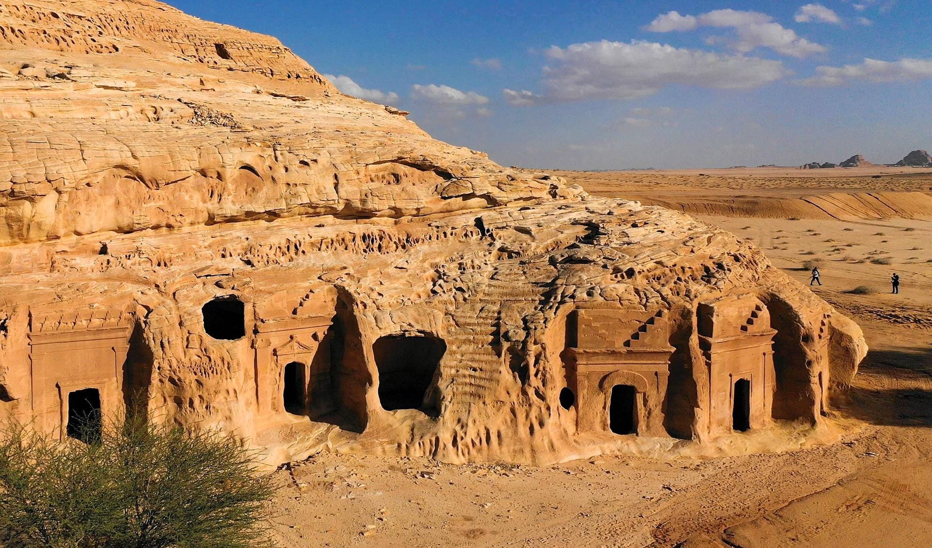 Die Ausgrabungsstätte bei Mada'in Salih: Hundert Felsengräber aus der Zeit der Nabatäer in der antiken Stadt Hegra können hier bestaunt werden.