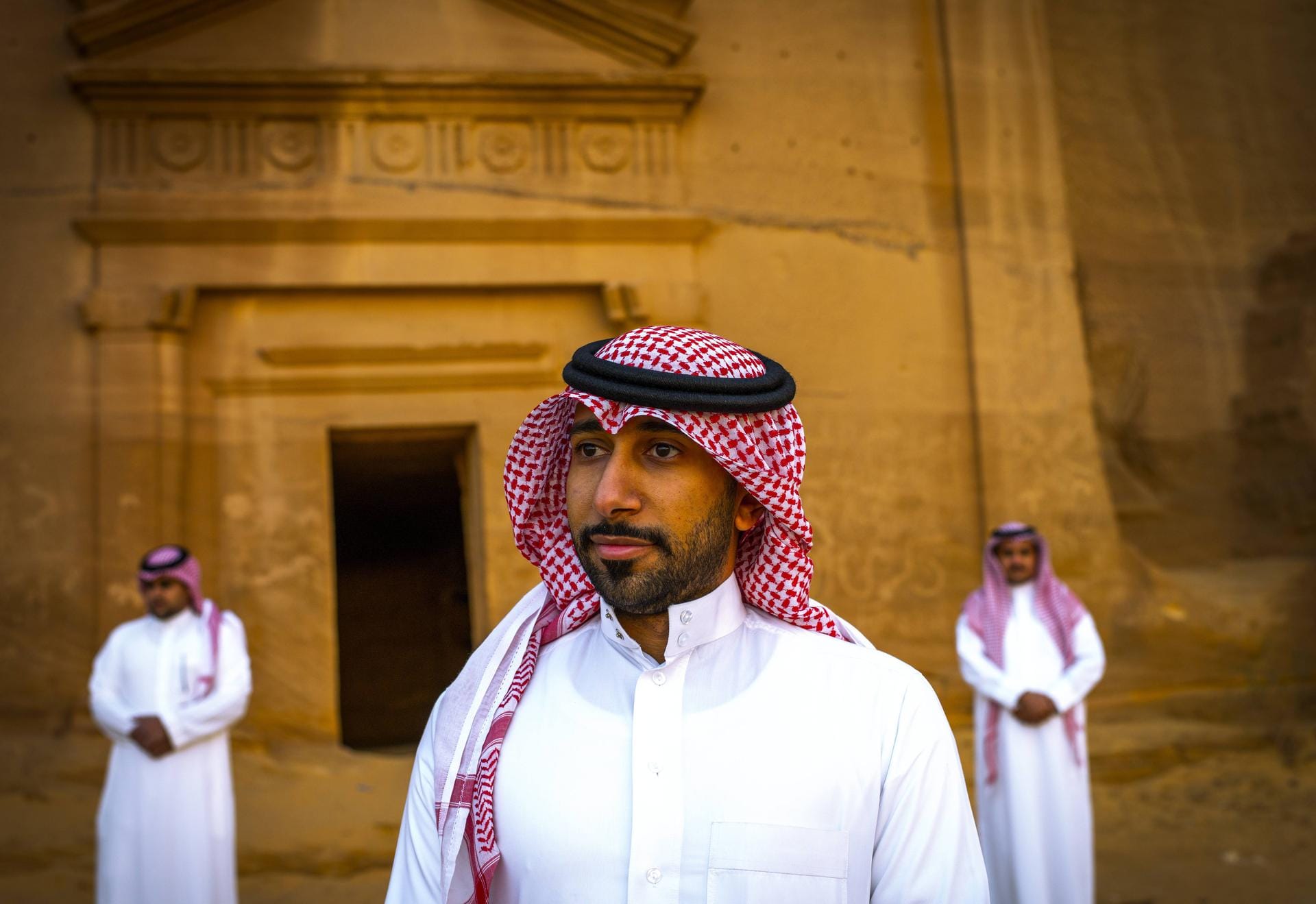Traditionelle Kleidung in Saudi-Arabien: Das lange, meist weiße baumwollene Gewand der Männer heißt Qamis. Die Kopfbedeckung Kufiya schützt vor Sonne und Hitze.
