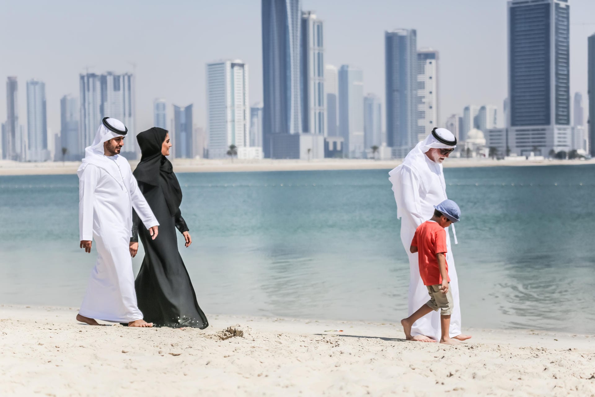 Eine arabische Familie am Strand: Anders als in den westlichen Ländern sonnt sich hier niemand leicht bekleidet am Meer.
