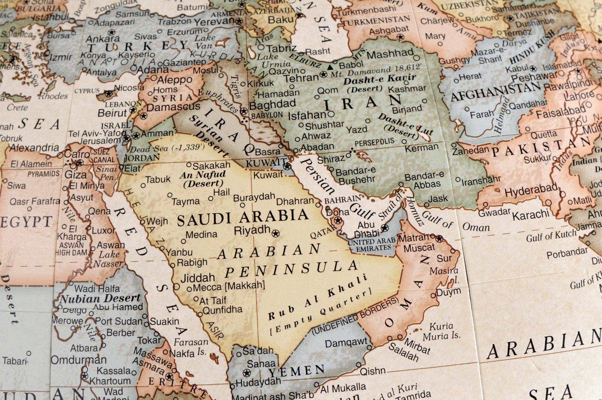 Ausschnitt einer Landkarte: Saudi Arabien erstreckt sich als Wüstenstaat über die Arabische Halbinsel und grenzt an das Rote Meer und den Persischen Golf. Riad ist die Hauptstadt des Königreichs.