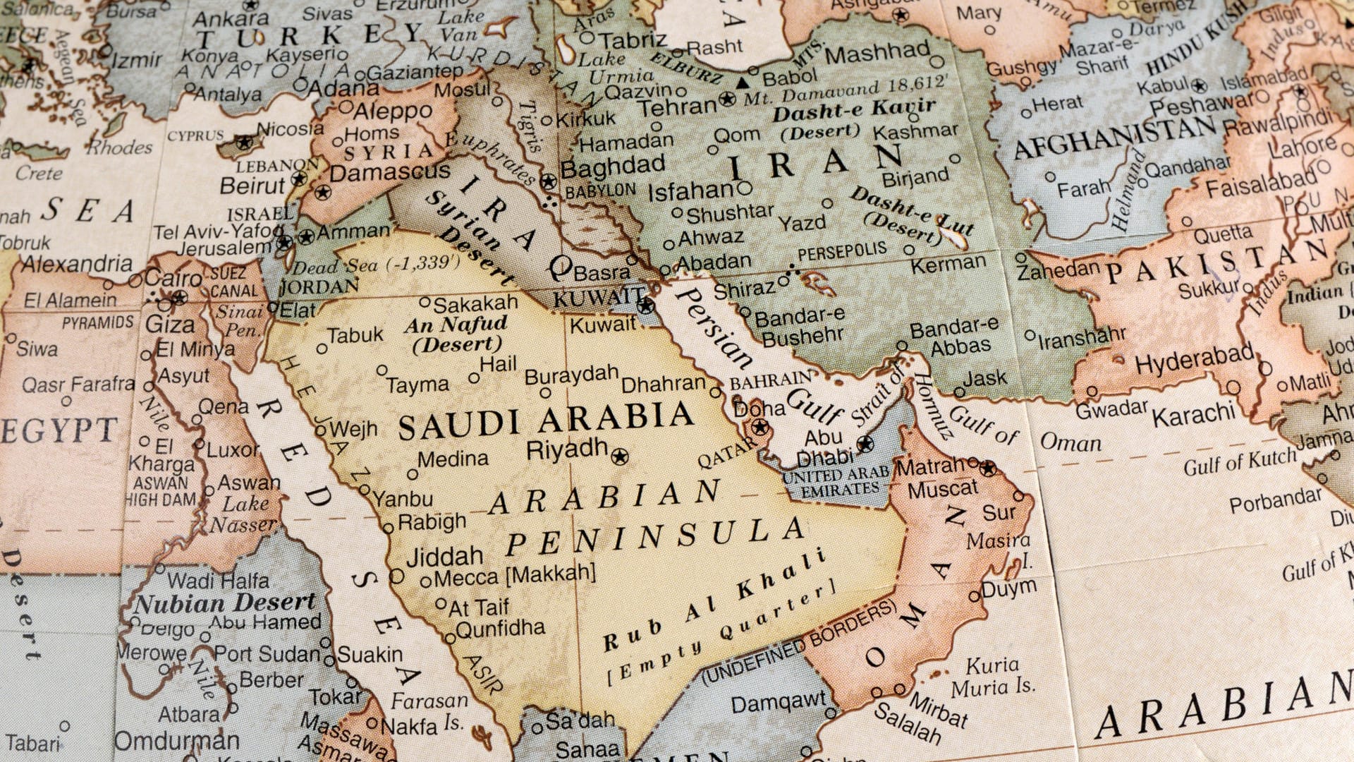 Ausschnitt einer Landkarte: Saudi Arabien erstreckt sich als Wüstenstaat über die Arabische Halbinsel und grenzt an das Rote Meer und den Persischen Golf. Riad ist die Hauptstadt des Königreichs.