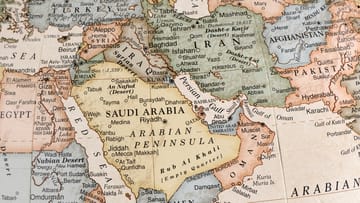 Ausschnitt einer Landkarte: Saudi Arabien erstreckt sich als Wüstenstaat über die Arabische Halbinsel und grenzt an das Rote Meer und den Persischen Golf. Riad ist die Hauptstadt des Königreichs.
