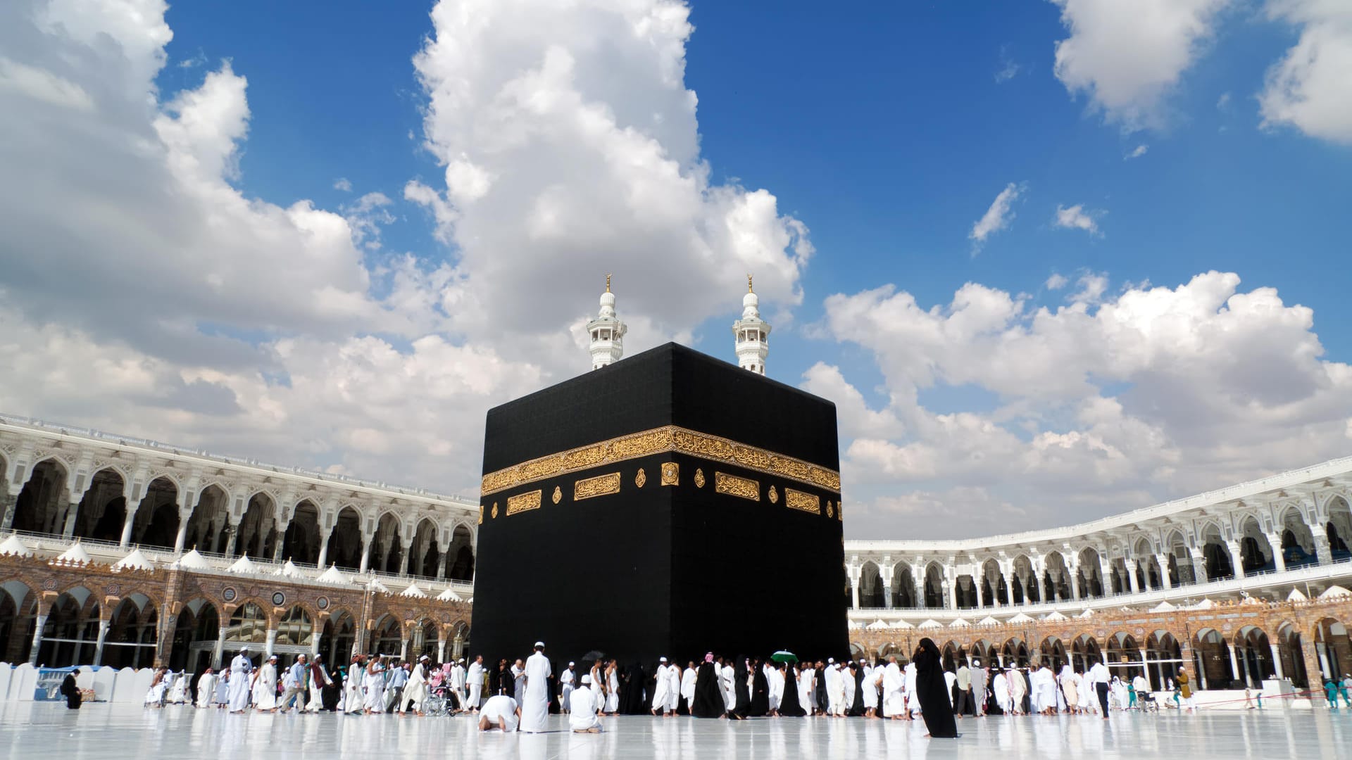 Zwei der heiligsten islamischen Moscheen stehen in Saudi-Arabien: Al-Masdschid al-Harām in Mekka, Ziel der jährlichen Pilgerfahrt Haddsch (zu sehen auf dem Bild), und die Prophetenmoschee Al-Masjid an-Nabawi in Medina mit der Grabstätte Mohammeds. Sie sind für Touristen unzugänglich und den Pilgern vorenthalten.