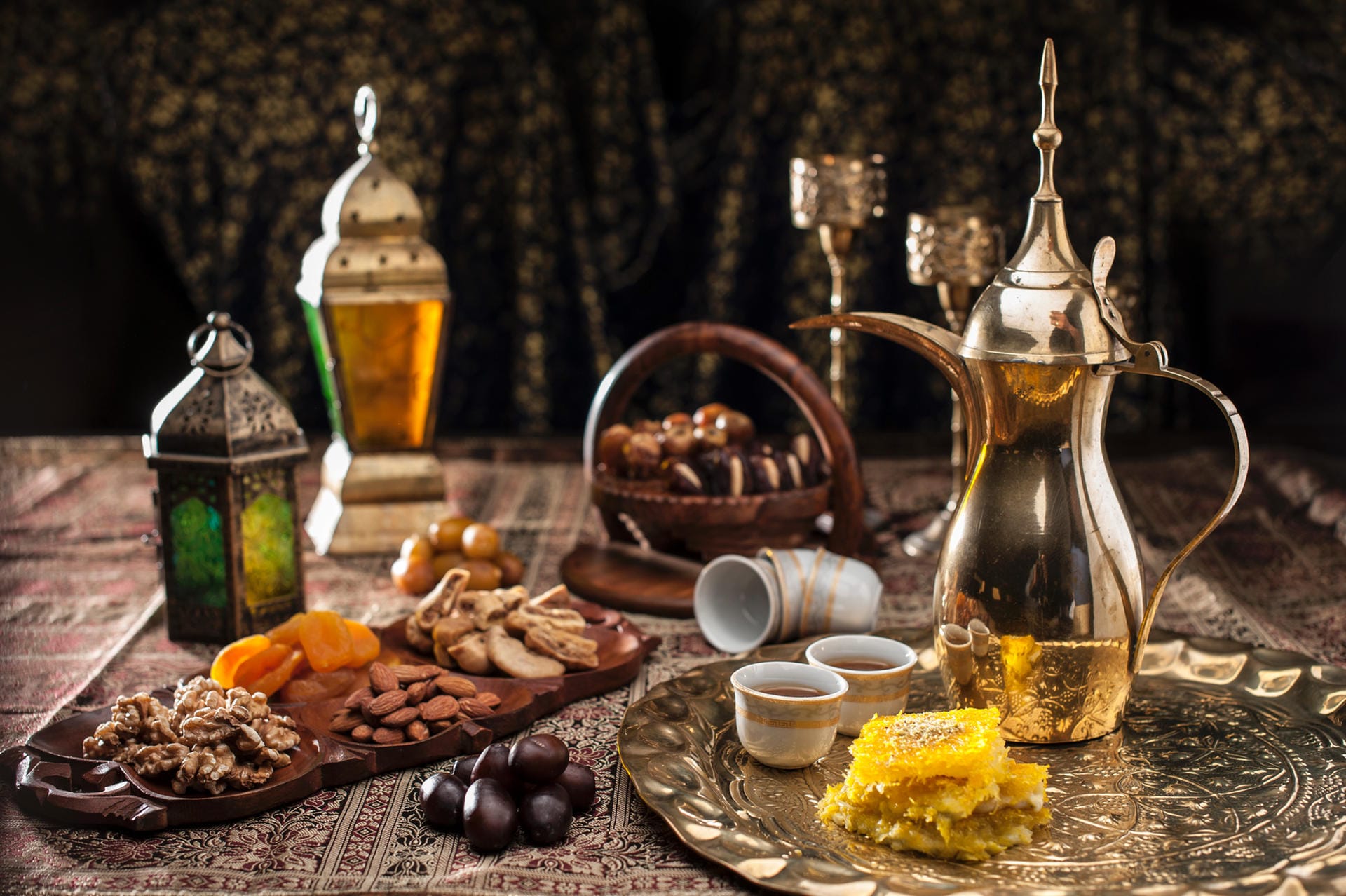 Traditioneller arabischer Kaffee, dazu Nüsse und Süßspeisen: Oftmals werden mit diesem Gedeck Gäste empfangen.