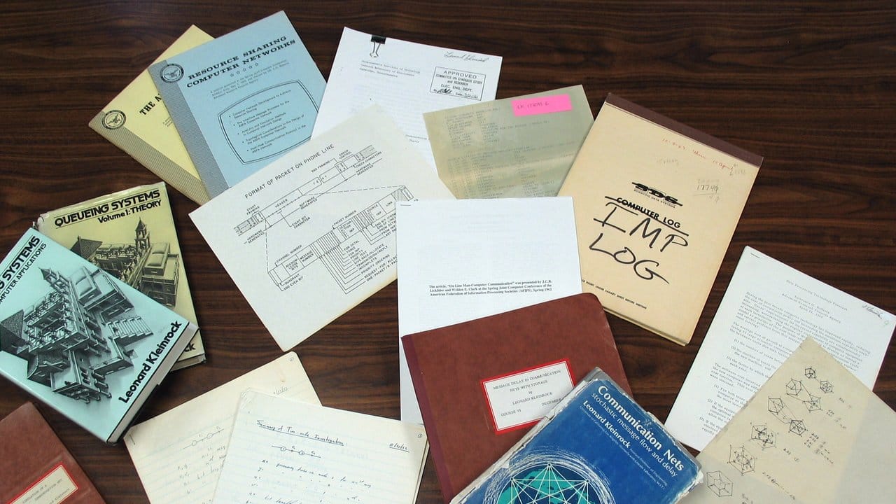 Die undatierte Aufnahme zeigt die Papiere von Leonard Kleinrock, dem Vorgesetzten des Informatik-Studenten Charles S. Die undatierte Aufnahme zeigt die Papiere von Leonard Kleinrock, dem Vorgesetzten des Informatik-Studenten Charles S.