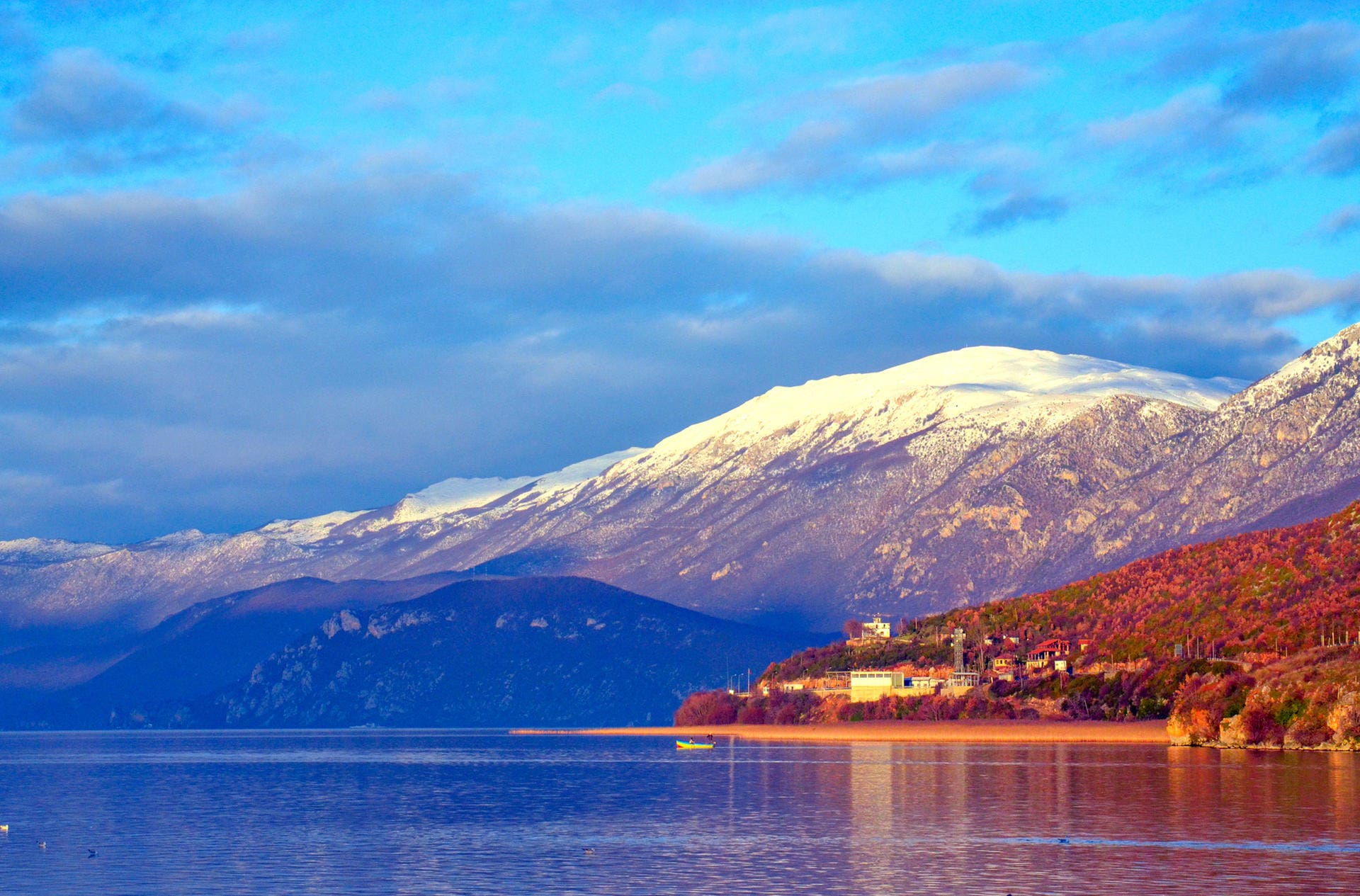 Der Ohridsee in Albanien: Der See ist mit geschätzten zwei bis fünf Millionen Jahren einer der ältesten der Erde.