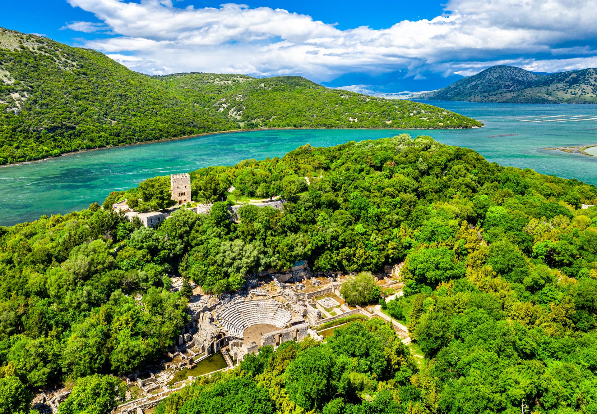 Ruinenstadt Butrint auf einer Halbinsel: Die Stadt ist eines der beliebtesten Ziele für Touristen in Albanien und gehört seit 1992 zum UNESCO-Weltkulturerbe. Die Stadt zählt außerdem zu den Welterbestätten des Mittelmeerstaates.