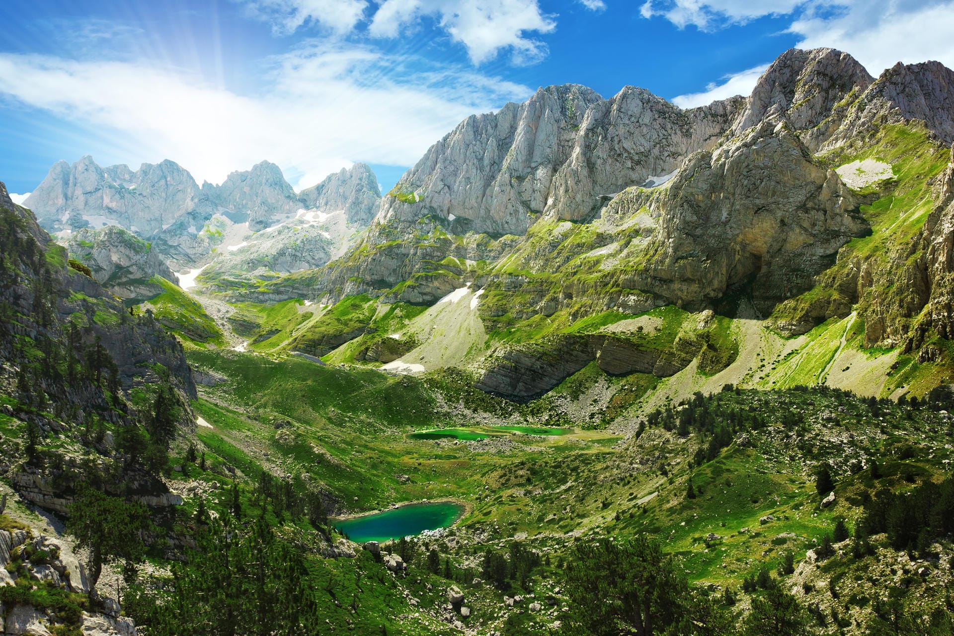 Unberührte Landschaft in Albanien: Bergseen und das Gebirgsmassiv Prokletije. Prokletije bedeutet "Verwunschene Berge". Sie werden auch die Albanischen Alpen genannt.