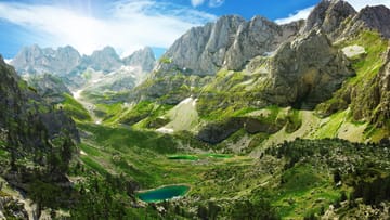 Unberührte Landschaft in Albanien: Bergseen und das Gebirgsmassiv Prokletije. Prokletije bedeutet "Verwunschene Berge". Sie werden auch die Albanischen Alpen genannt.