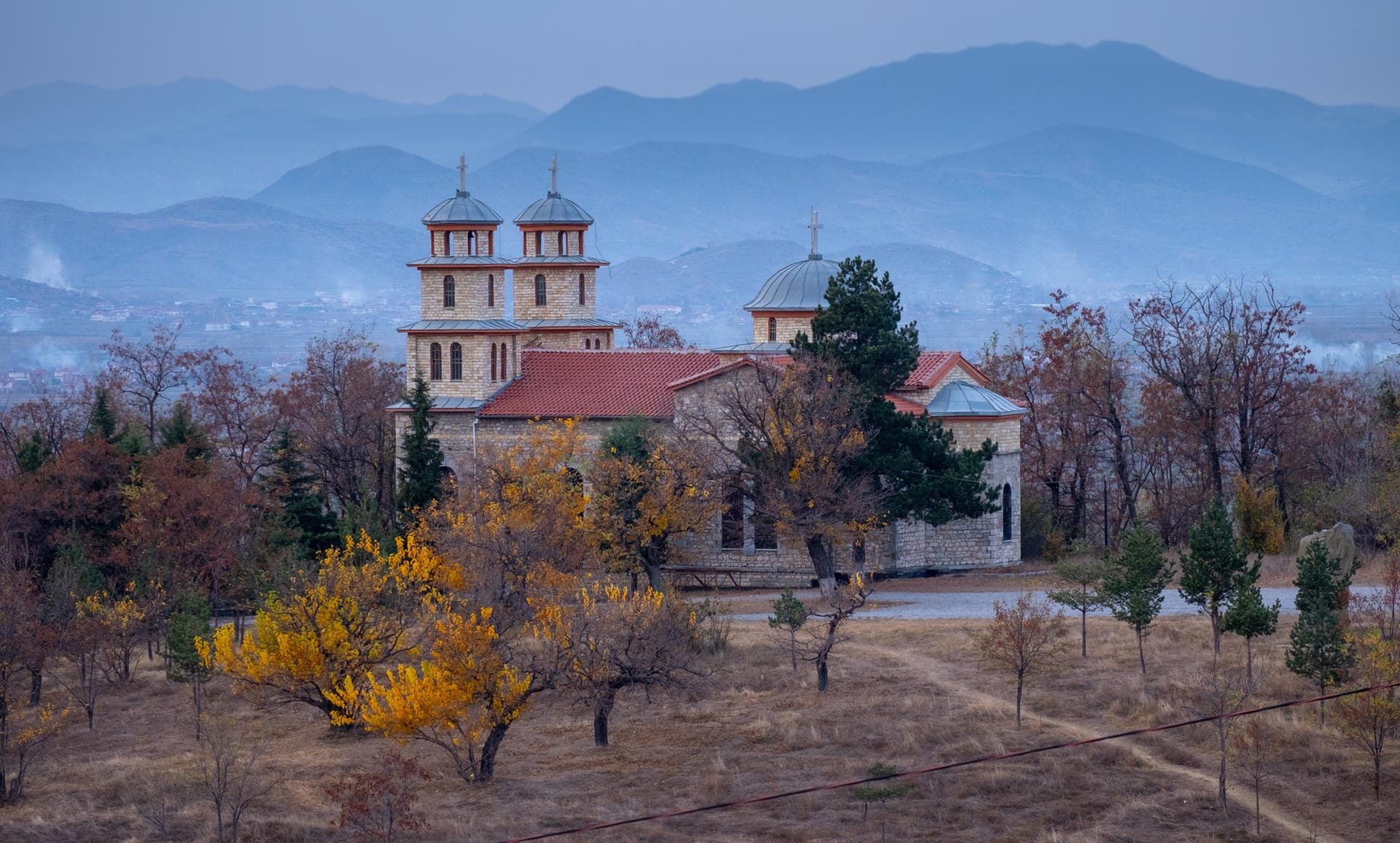 Die Kirche Saint Elijah: Auf dem Hügel über der Stadt Korca kann die bergige Landschaft betrachtet werden.