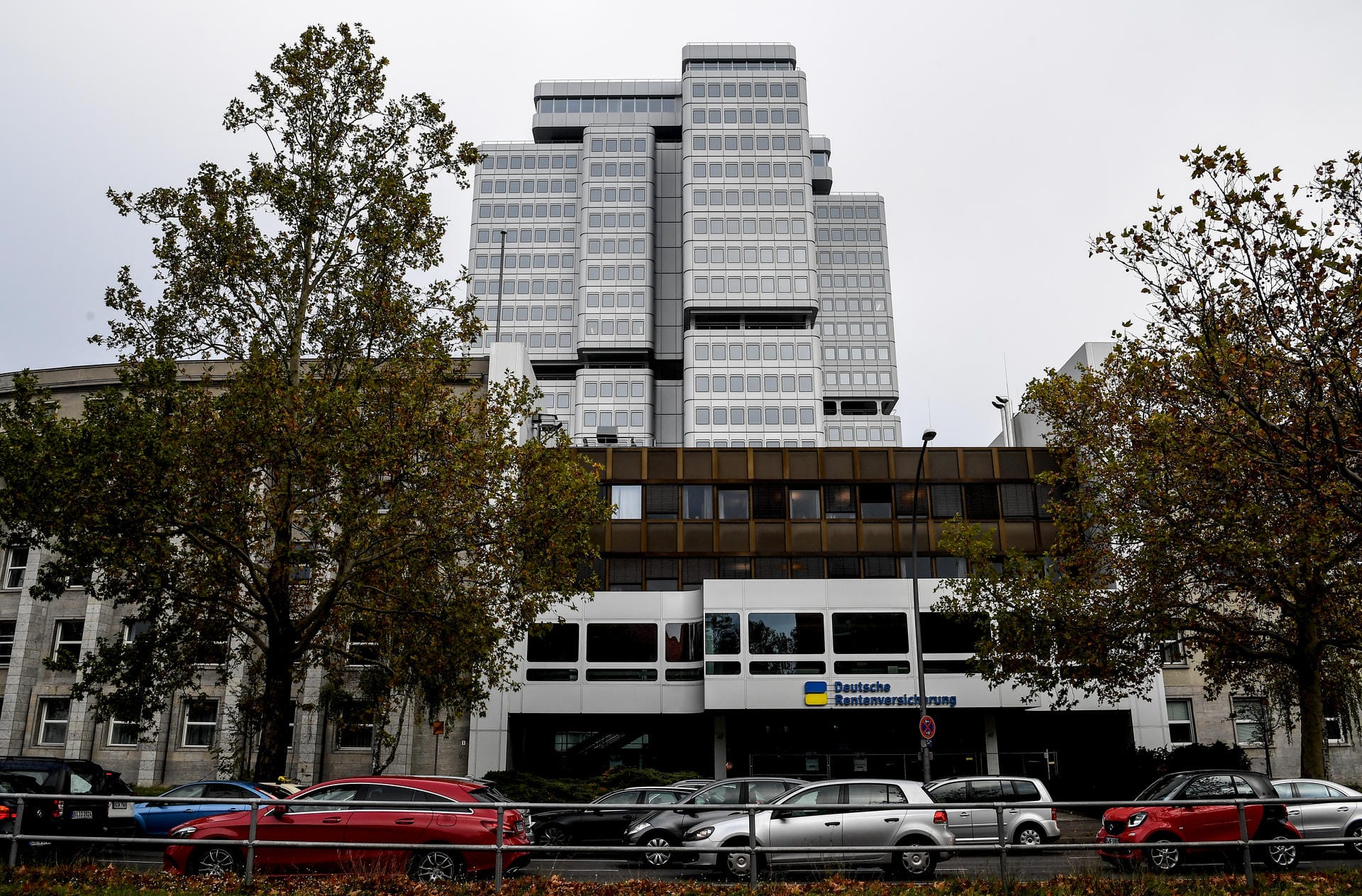 Büroturm der Deutschen Rentenversicherung in Berlin: Der Turm steht wegen seiner hohen Renovierungskosten im Schwarzbuch 2019/20 vom Bund der Steuerzahler.