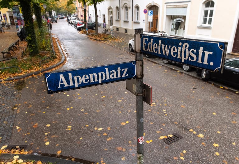 Straßenschilder: Die Straßenschilder "Alpenplatz" und "Edelweißstraße" hängen am Straßenrand im Bezirk Giesing. Für sogenannte Summer Streets oder Parklets hat die bayerische Landeshauptstadt 2019 etwa 160.000 Euro ausgegeben.