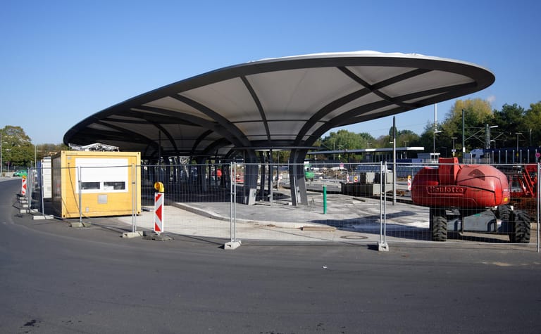 Blick auf den unfertigen Busbahnhof von Moers/Nordrhein-Westfalen: Noch unfertig steht das Dach des neuen Busbahnhofs in Leverkusen vor dem Hauptbahnhof. Der Bund der Steuerzahler kritisiert dei Verschwendung von Steuergeldern beim Bau der Einrichtung.