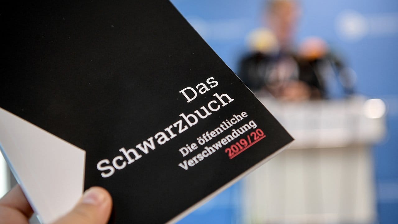 Das Schwarzbuch 2019/20 vom Bund der Steuerzahler wird vorgestellt.