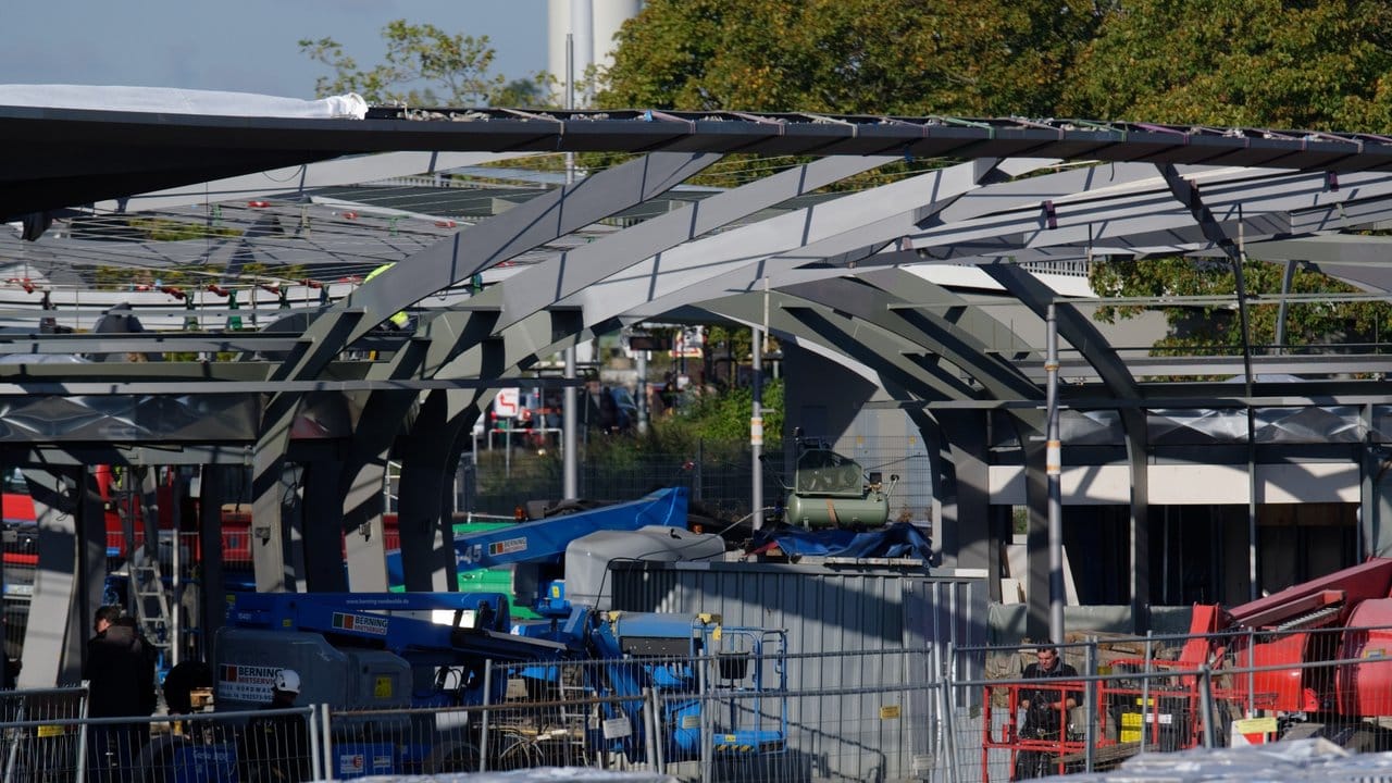 Und ein weiteres Beispiel: Noch unfertig steht das Dach des neuen Busbahnhofs in Leverkusen vor dem Hauptbahnhof.