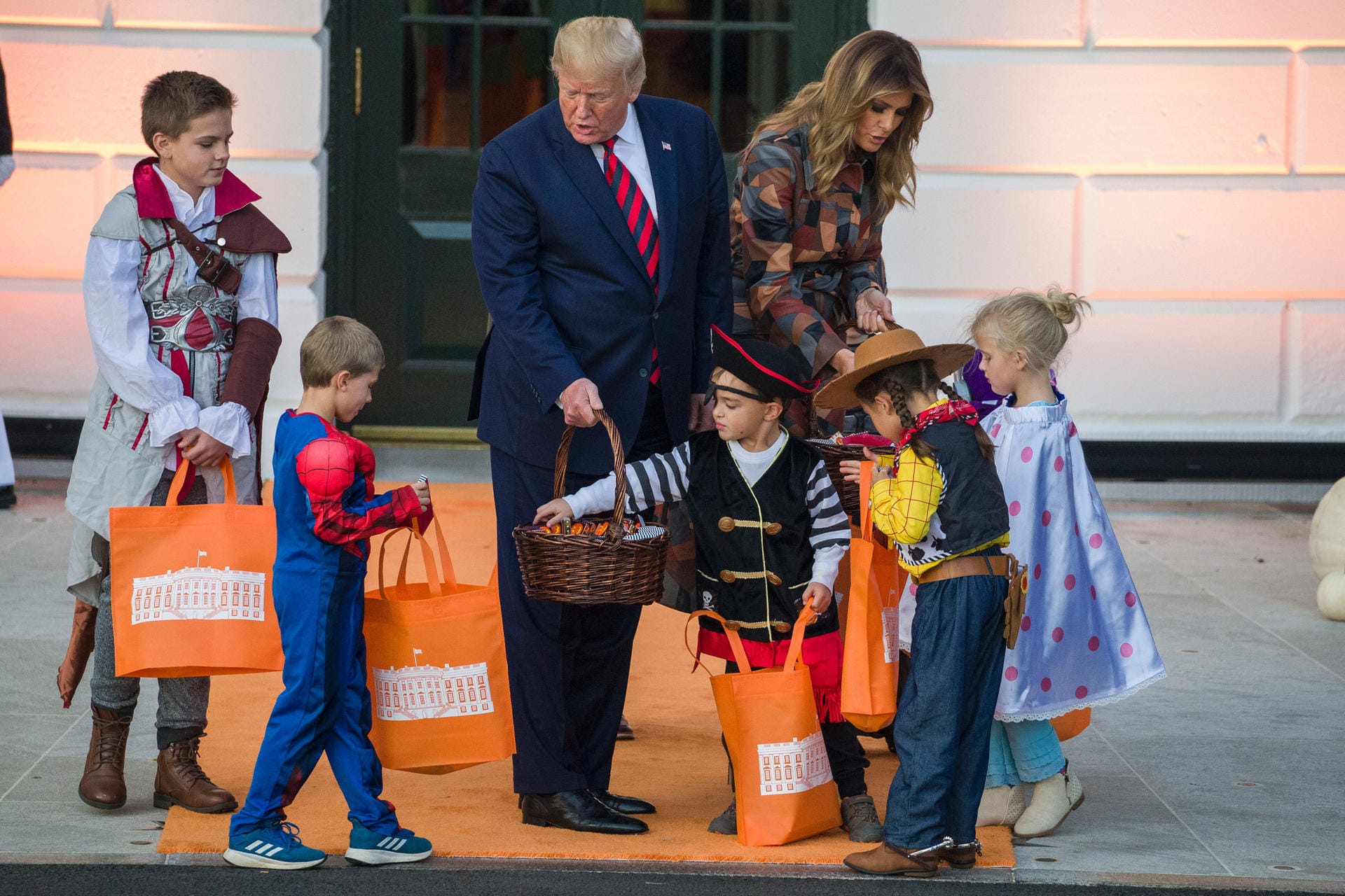 Kinder in verschiedenen Kostümen umringen die Trumps: Der Halloween-Empfang fand auf dem Südrasen des Weißen Hauses statt. Kinder in verschiedenen Kostümen umringen die Trumps: Der Halloween-Empfang fand auf dem Südrasen des Weißen Hauses statt.