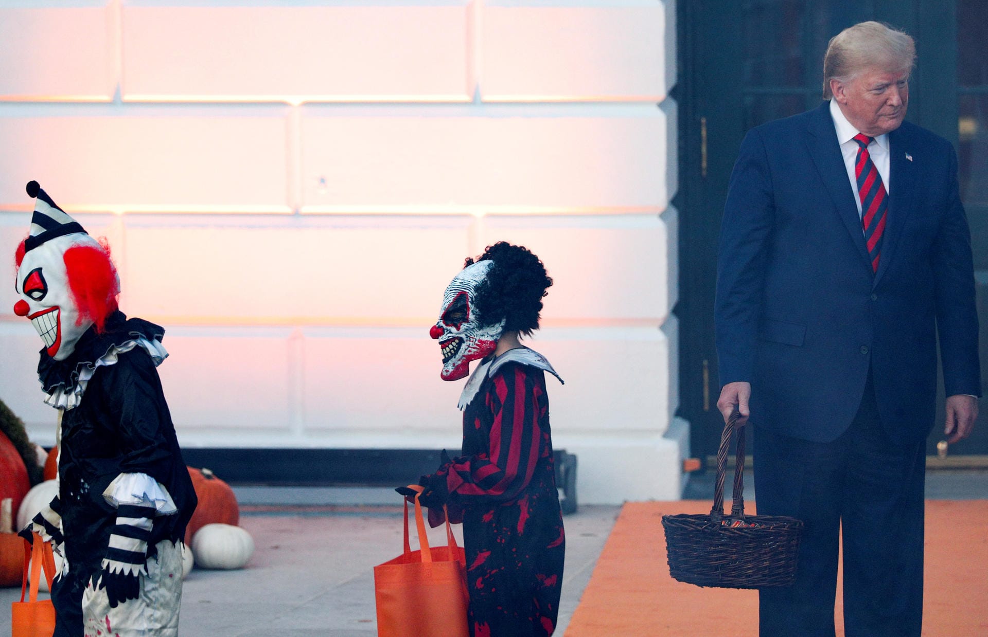Kinder mit Horrorclown-Masken verlassen den Südrasen, nachdem sie Süßigkeiten von der Präsidentenfamilie erhalten haben: Für Trump ist die Veranstaltung auch eine gute Gelegenheit, um von dem Amtsenthebungsverfahren abzulenken, das ihm wegen der Ukraine-Affäre drohen könnte. Kinder mit Horrorclown-Masken verlassen den Südrasen, nachdem sie Süßigkeiten von der Präsidentenfamilie erhalten haben: Für Trump ist die Veranstaltung auch eine gute Gelegenheit, um von dem Amtsenthebungsverfahren abzulenken, das ihm wegen der Ukraine-Affäre drohen könnte.