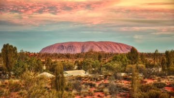 Der Uluru in Australien: Der Sandsteinmonolith im Northern Territory ist ein angesagtes Touristenziel. Für die Aborigines, die Ureinwohner Australiens, gilt der Berg als heilig. Dies ist ein Grund, warum das Besteigen ab sofort untersagt ist. Der Monolith ist 863 Meter hoch.