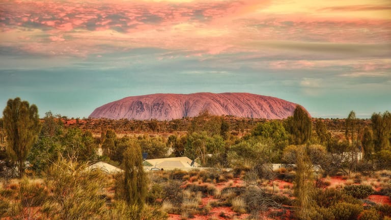 Der Uluru in Australien: Der Sandsteinmonolith im Northern Territory ist ein angesagtes Touristenziel. Für die Aborigines, die Ureinwohner Australiens, gilt der Berg als heilig. Dies ist ein Grund, warum das Besteigen ab sofort untersagt ist. Der Monolith ist 863 Meter hoch.