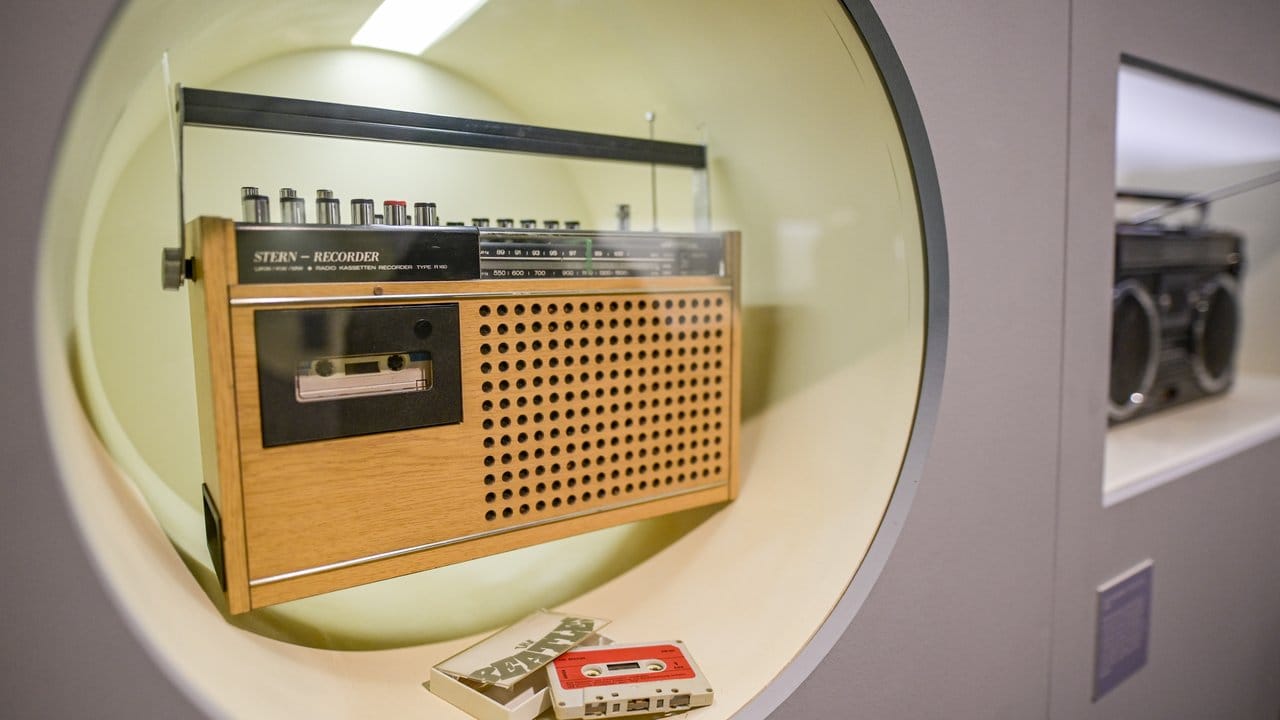 Kassettenrekorder mit Radioteil im Archäologischen Museum in der Sonderausstellung "hot stuff - Archäologie des Alltags". Kassettenrekorder mit Radioteil im Archäologischen Museum in der Sonderausstellung "hot stuff - Archäologie des Alltags".