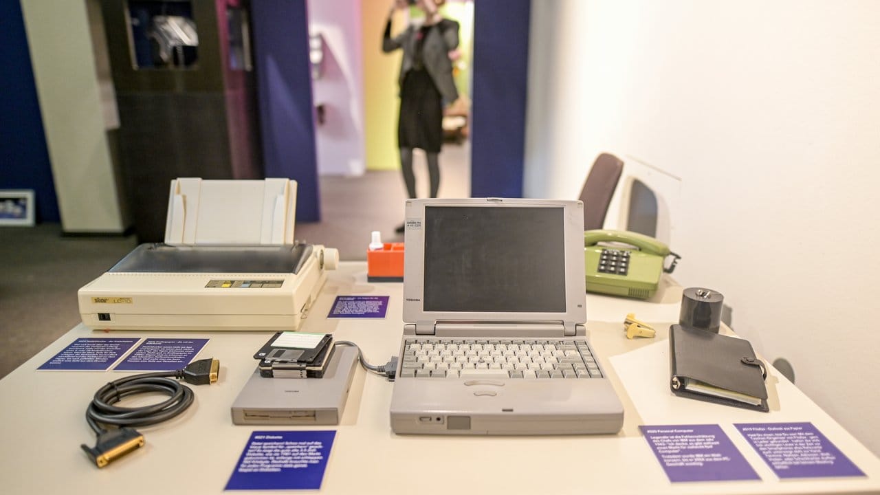 Arbeitszimmer, das den 80er Jahren nachempfunden ist, in der Hamburger Schau. Arbeitszimmer, das den 80er Jahren nachempfunden ist, in der Hamburger Schau.