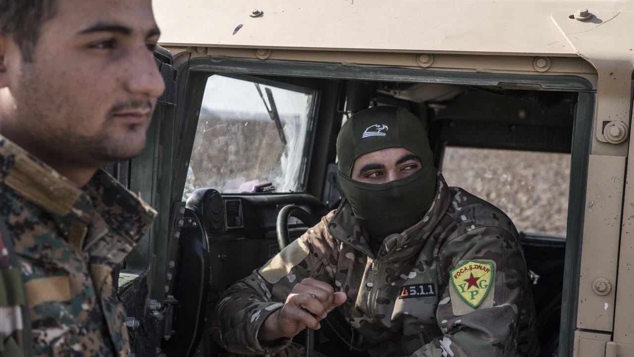 Von den USA allein gelassen: Soldaten der Kurdenmiliz YPG beim Rückzug aus Nordsyrien.