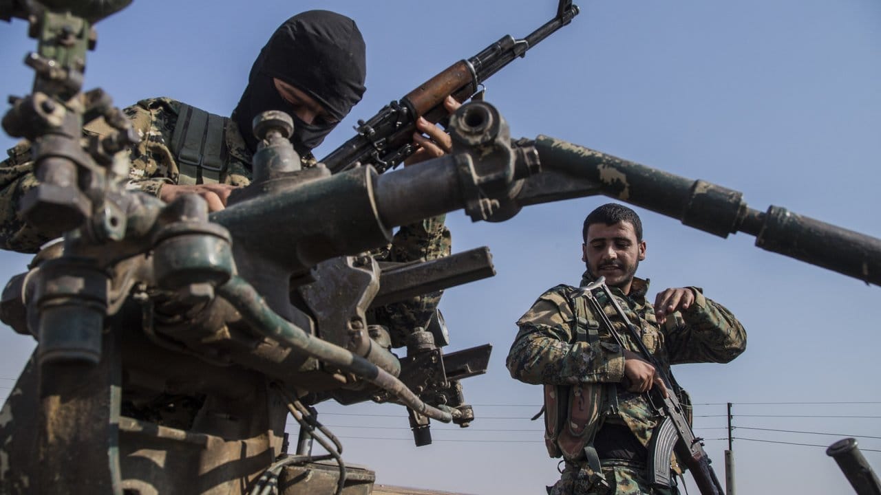 Die bewaffnete Kurdenmiliz YPG ist nach Angaben des russischen Verteidigungsministers Schoigu vorzeitig aus Nordsyrien abgezogen.