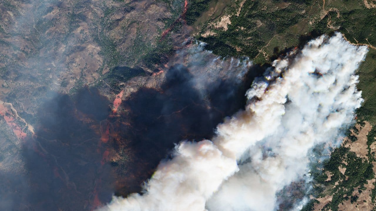 Ein Satellitenbild zeigt das Ausmaß der Waldbrände in Sonoma County in Nordkalifornien.