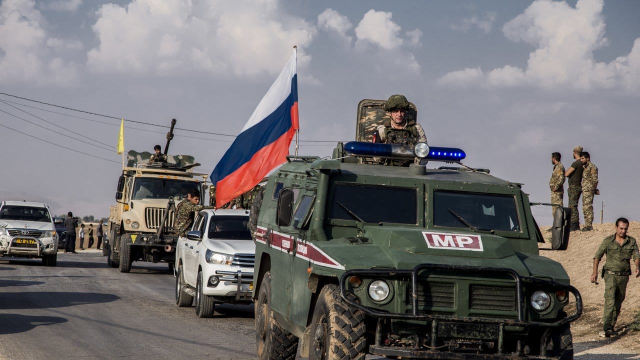 Angehörige der russischen Militärpolizei und der Kurdenmiliz YPG bei Amuda in Nordsyrien.