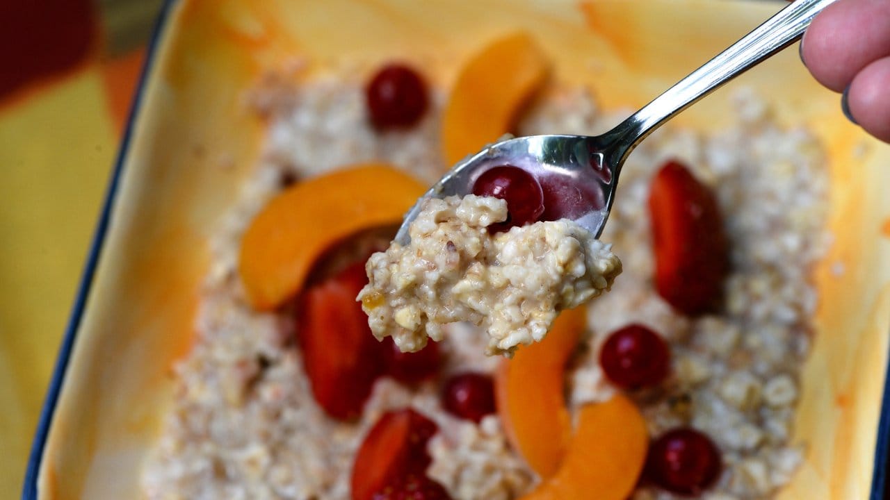 Trend-Frühstück: Aus Haferflocken oder Hafermehl wird zum Beispiel Porridge gemacht. Trend-Frühstück: Aus Haferflocken oder Hafermehl wird zum Beispiel Porridge gemacht.